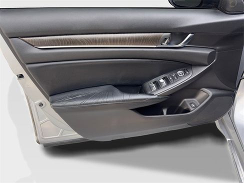 Used 2018 Honda Accord EX image 31
