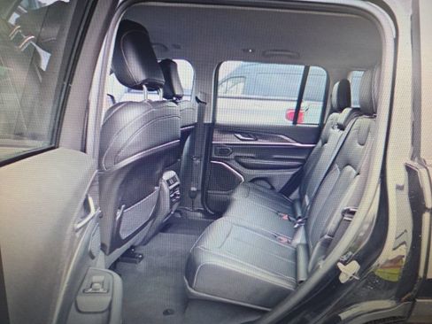 Used 2023 Jeep Grand Cherokee Limited AWD/4WD image 11