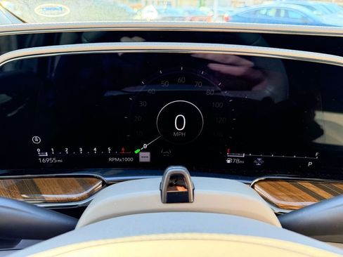 Used 2024 Cadillac Escalade ESV Sport Platinum w/ LPO, ONYX Package image 29