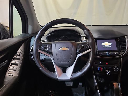 Used 2020 Chevrolet Trax LT w/ LT Convenience Package FWD image 11