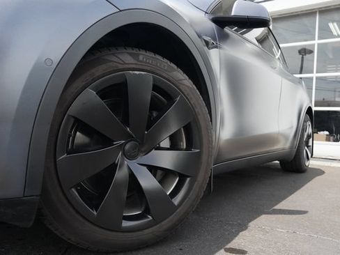 Used 2022 Tesla Model Y Long Range AWD/4WD image 30