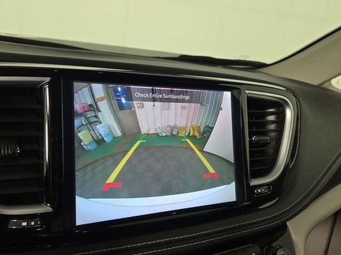 Used 2024 Chrysler Pacifica Limited AWD/4WD image 19