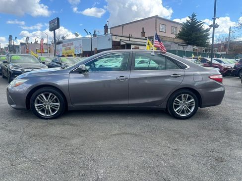 Used 2016 Toyota Camry SE w/ Moonroof Package FWD image 4