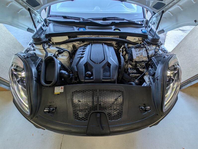 Used 2023 Porsche Macan Turbo AWD/4WD image 17