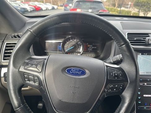 Used 2018 Ford Explorer Limited image 12