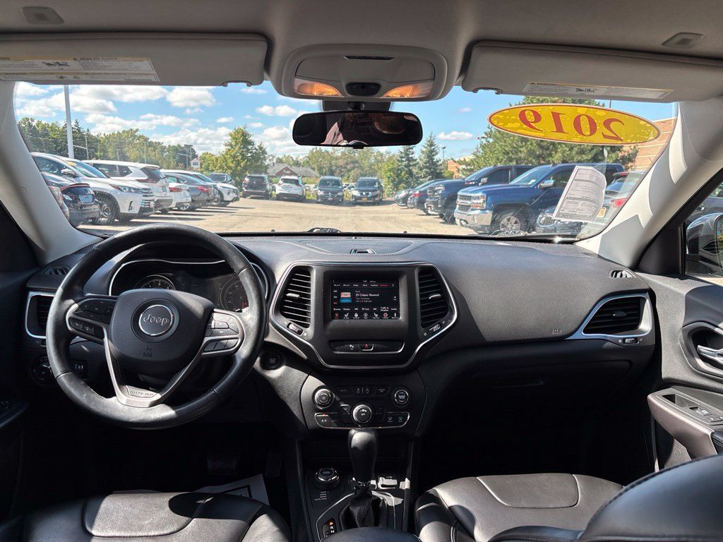 Used 2019 Jeep Cherokee Latitude Plus w/ Cold Weather Group AWD/4WD image 14
