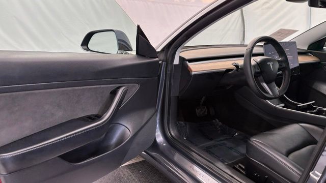 Used 2020 Tesla Model 3 Standard Range Plus RWD image 29