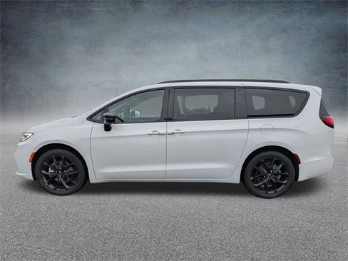 New 2026 Chrysler Pacifica Select w/ S Appearance Package image 7