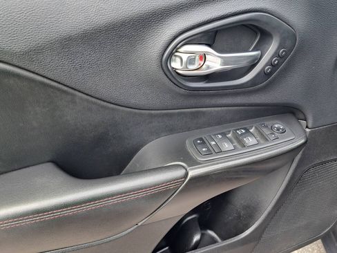 Used 2019 Jeep Cherokee Trailhawk AWD/4WD image 10