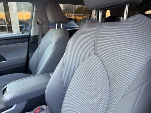 Used 2023 Toyota Highlander LE image 9