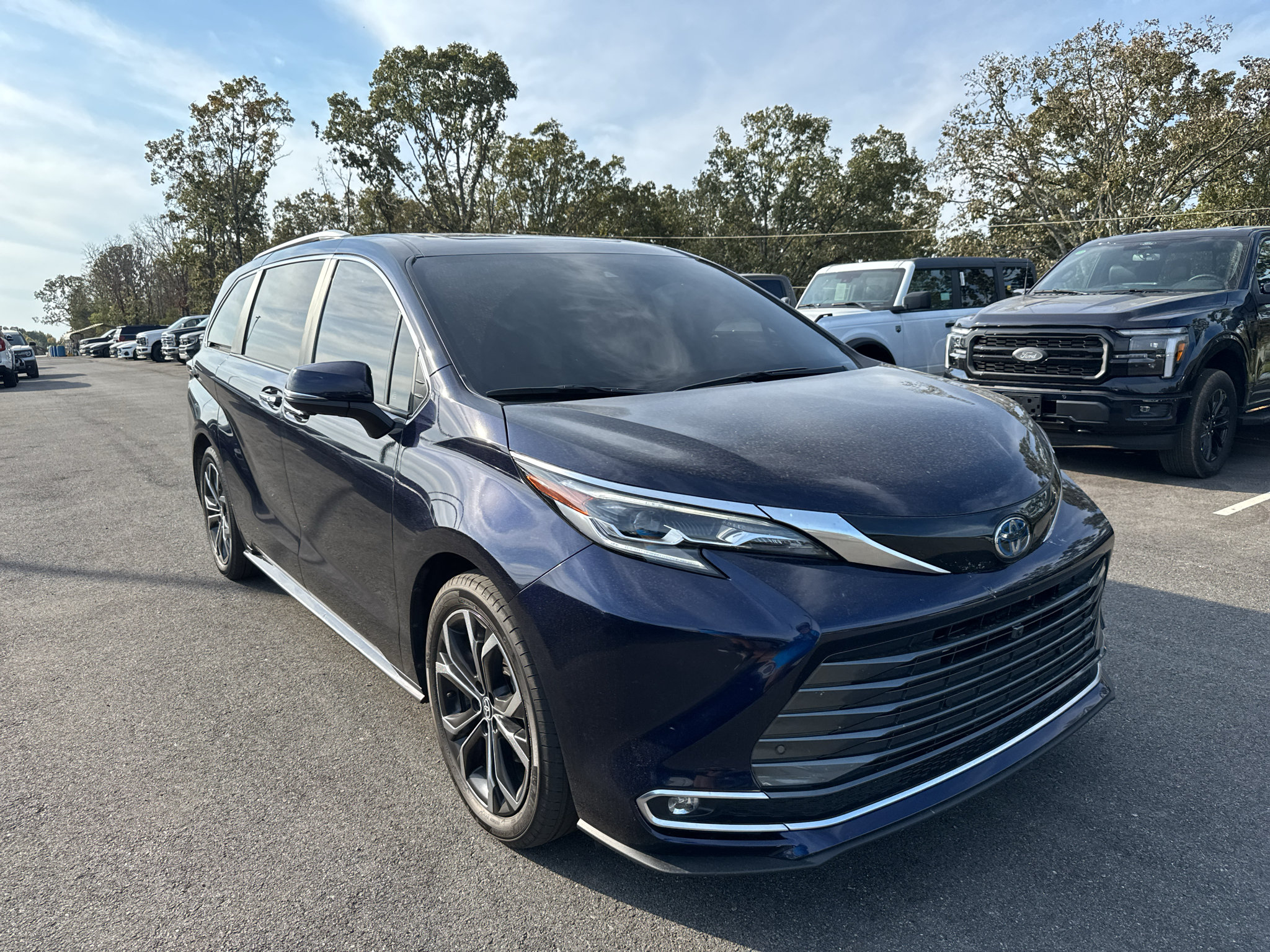 Used 2025 Toyota Sienna Platinum FWD image 3