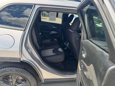 Used 2018 Jeep Cherokee Latitude w/ Altitude Package AWD/4WD image 10