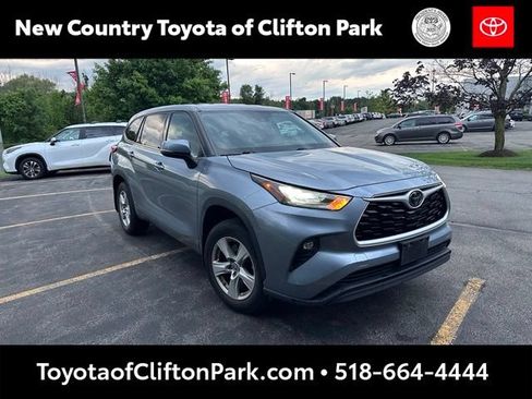 Used 2020 Toyota Highlander LE AWD/4WD image 1