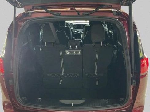 Used 2020 Chrysler Pacifica Touring w/ S Appearance Package image 9