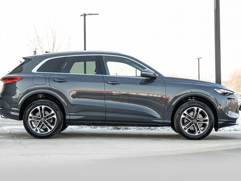 Certified 2025 Audi Q5 Premium w/ Convenience Package image 3