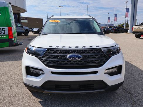 Used 2022 Ford Explorer XLT w/ Equipment Group 202A image 8