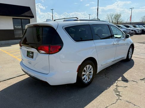 Used 2019 Chrysler Pacifica Touring-L FWD image 15