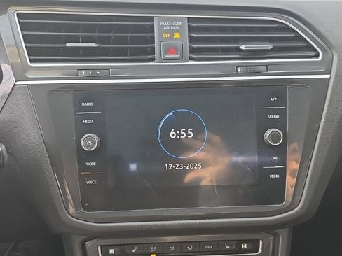 Used 2021 Volkswagen Tiguan SE image 28