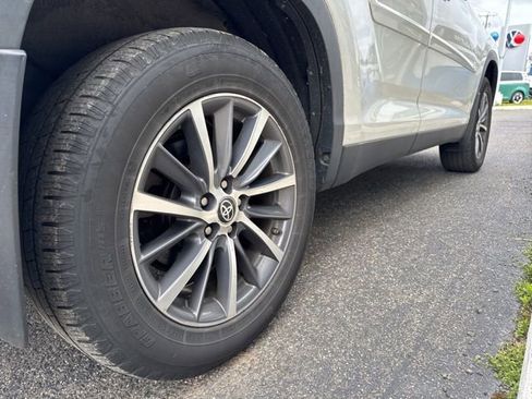 Used 2019 Toyota Highlander XLE AWD/4WD image 23