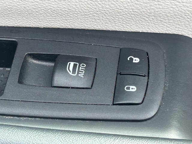 Used 2023 Chrysler Pacifica Touring-L FWD image 38