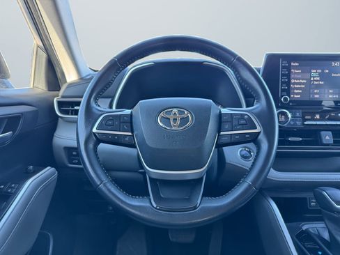 Used 2022 Toyota Highlander XLE image 11