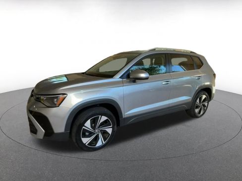 Used 2025 Volkswagen Taos SE image 11