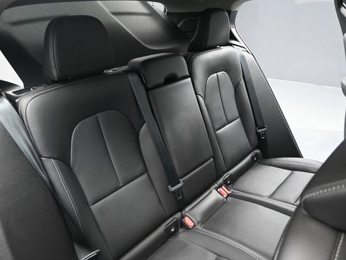 Used 2025 Volvo XC40 B5 Plus image 15