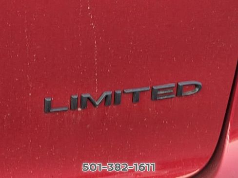 Used 2026 Chrysler Pacifica Limited w/ Uconnect Theater Family Group FWD image 4