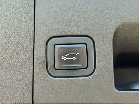 Used 2023 Cadillac XT4 Luxury w/ Cold Weather Package FWD image 12
