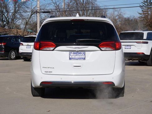 Used 2017 Chrysler Pacifica Touring-L w/ Tire & Wheel Group image 4