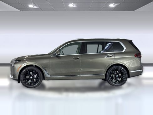Used 2025 BMW X7 xDrive40i AWD/4WD image 2