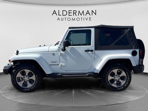Used 2017 Jeep Wrangler Sahara w/ Connectivity Group AWD/4WD image 2