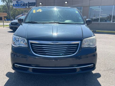 Used 2014 Chrysler Town & Country Touring image 2