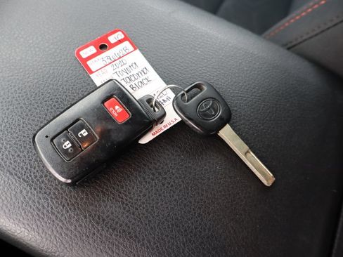 Used 2020 Toyota Tacoma TRD Off-Road AWD/4WD image 35