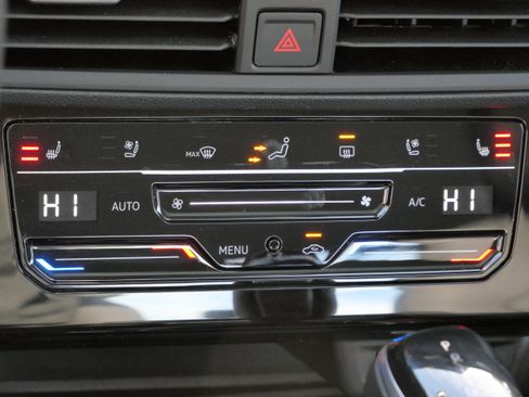 Certified 2025 Volkswagen Jetta SEL image 24