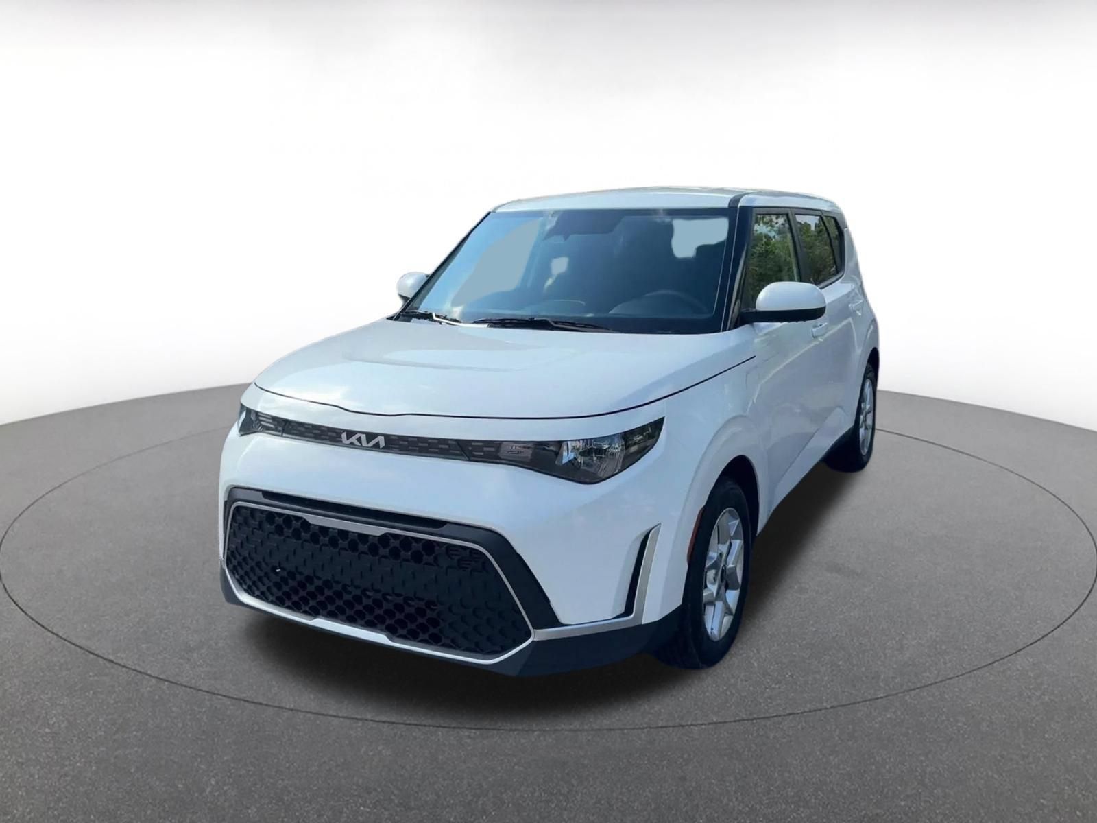 Used 2025 Kia Soul LX w/ LX Technology Package FWD image 4