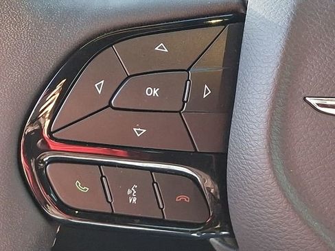 Used 2025 Chrysler Pacifica Limited FWD image 21