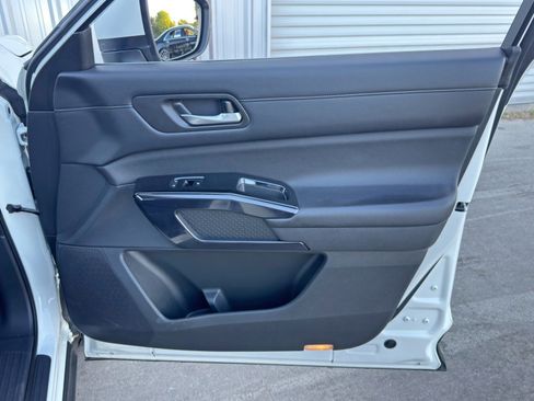 Used 2022 Nissan Pathfinder S image 39