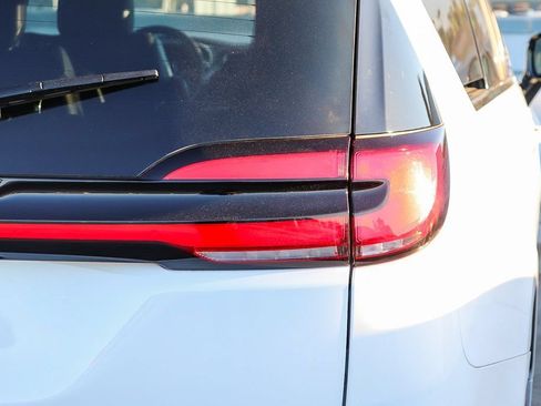 Used 2024 Chrysler Pacifica Limited FWD image 10