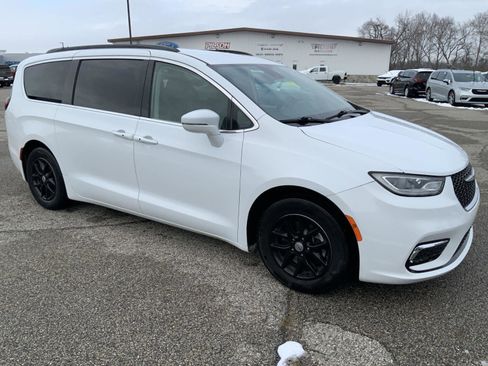 Used 2022 Chrysler Pacifica Touring-L image 2