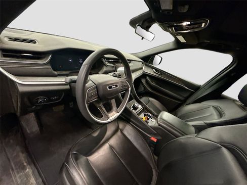 Used 2025 Jeep Grand Cherokee Limited w/ Black Appearance Package AWD/4WD image 6
