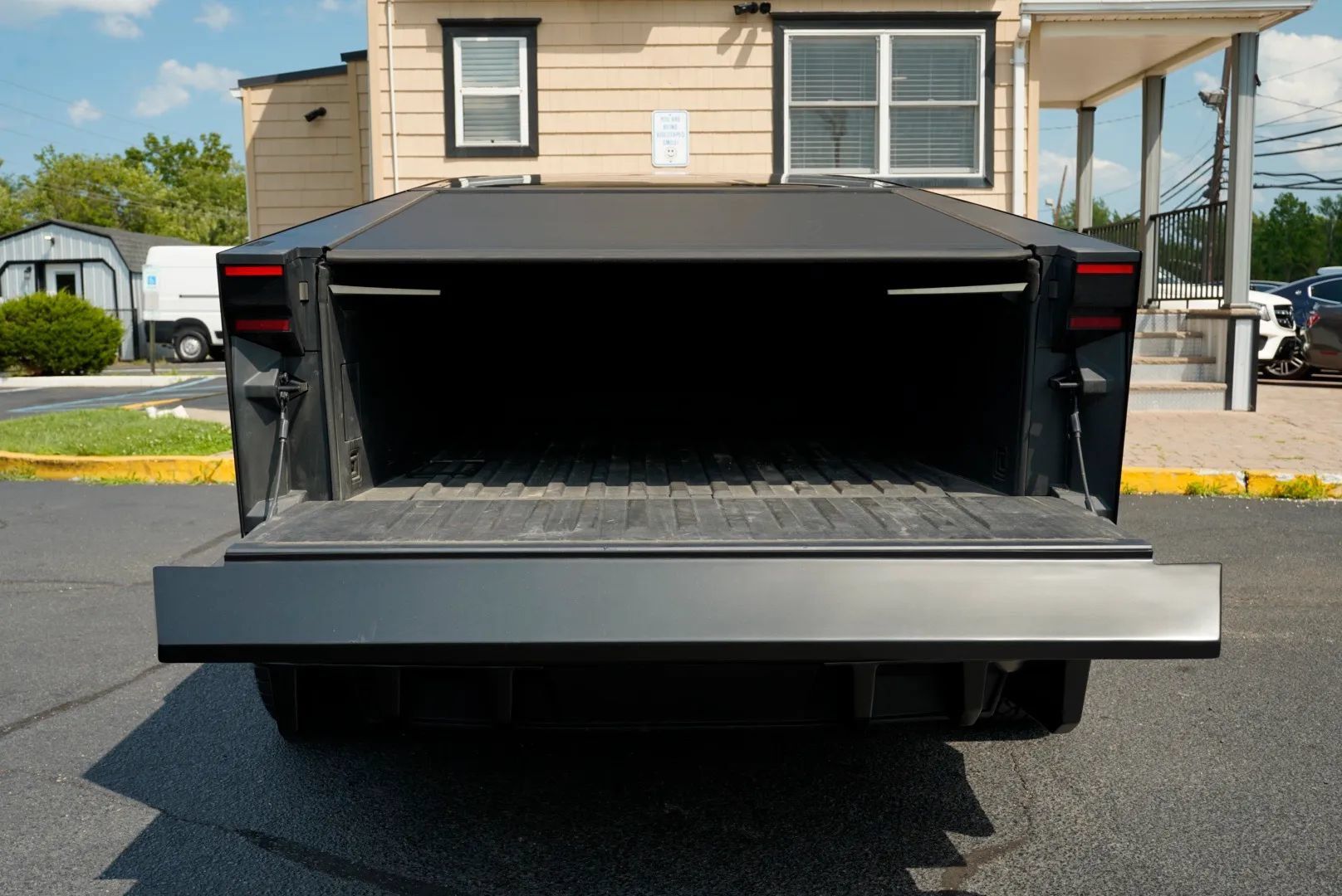 Used 2024 Tesla Cybertruck AWD Crew Cab image 34