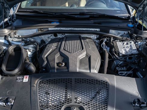 Certified 2025 Porsche Macan image 17