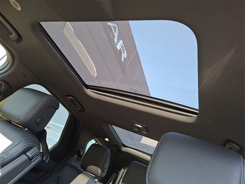 New 2025 Land Rover Discovery S image 10