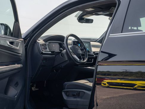 Used 2024 Volkswagen Atlas Cross Sport SE FWD image 21