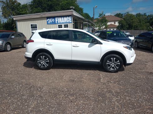 Used 2017 Toyota RAV4 LE FWD image 8