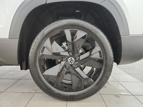New 2026 Volkswagen Taos SE image 31