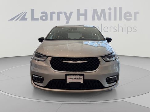 Used 2024 Chrysler Pacifica Limited FWD image 8