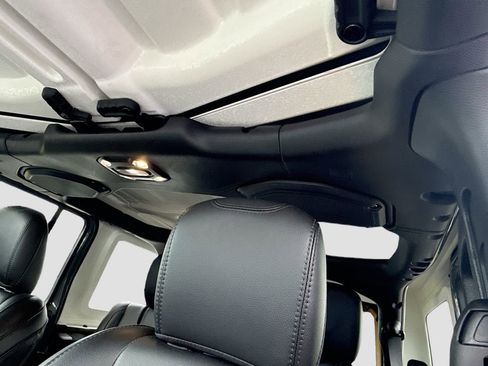 Used 2023 Jeep Wrangler Unlimited Sahara image 20