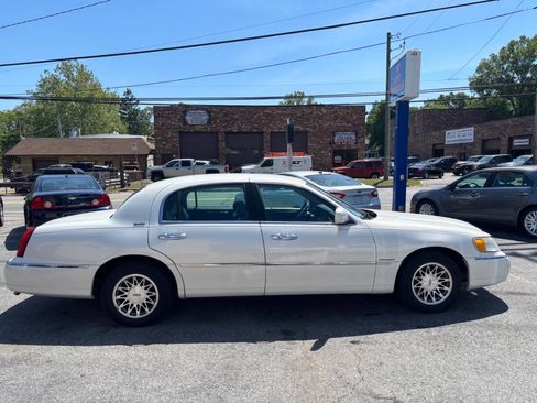 Used 2000 Lincoln Town Car Signature RWD image 4